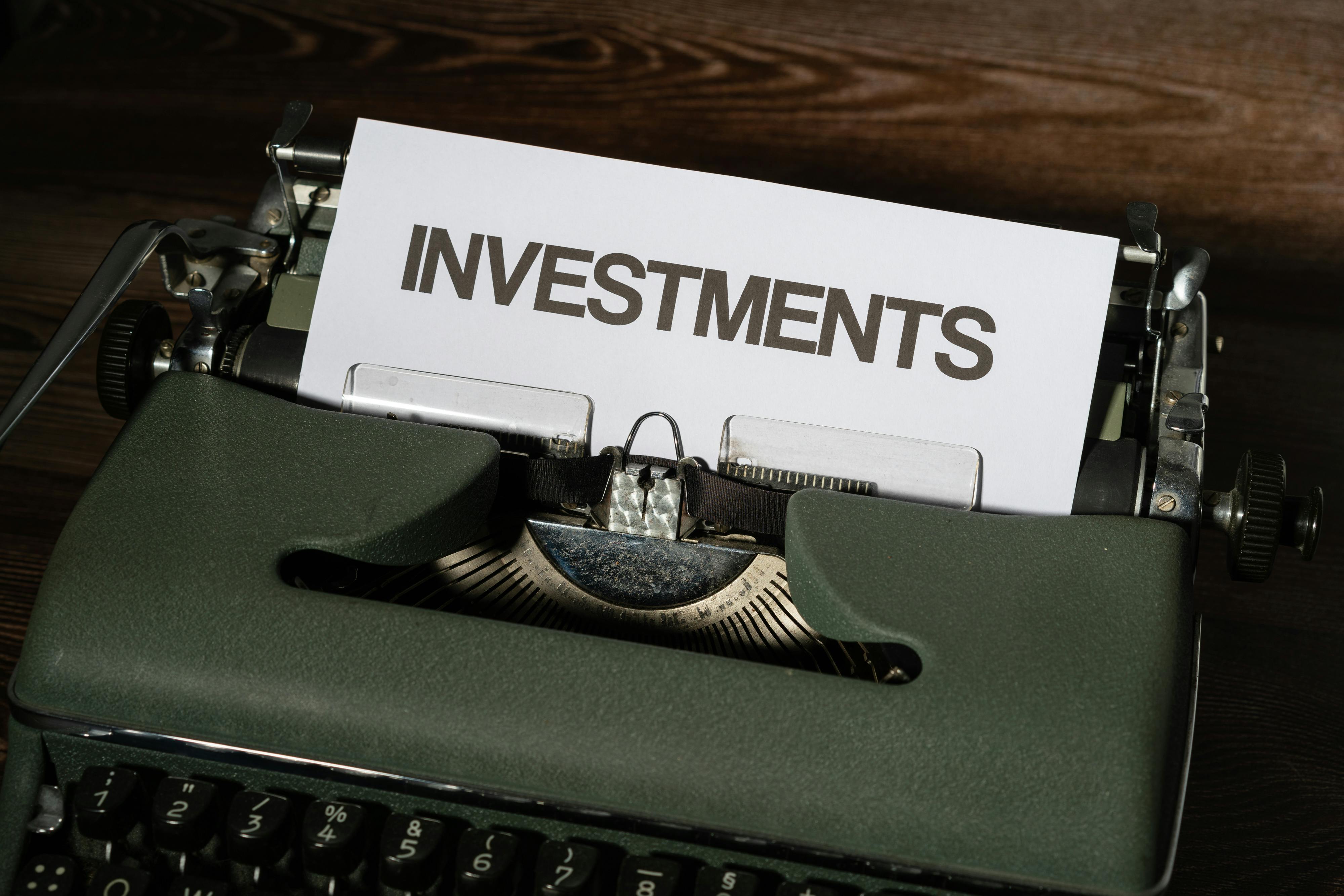 Máy đánh chữ với tờ giấy đề INVESTMENTS - đầu tư là chìa khóa của tự do tài chính
